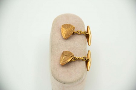 Botões de punho em ouro amarelo em formato triangular guilhochado.